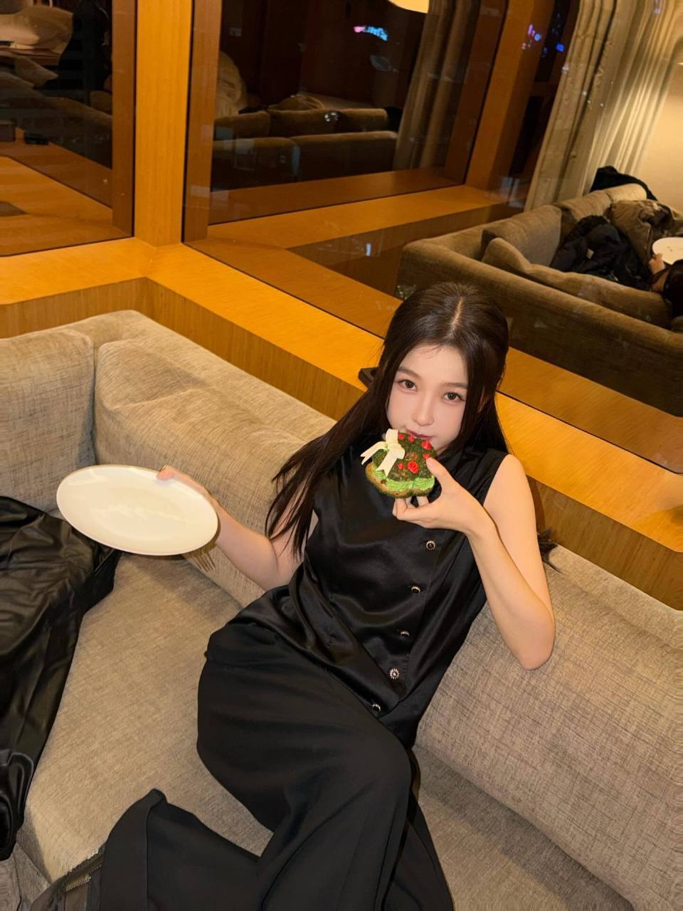 虞书欣ins又又又更新了好幸福🥰