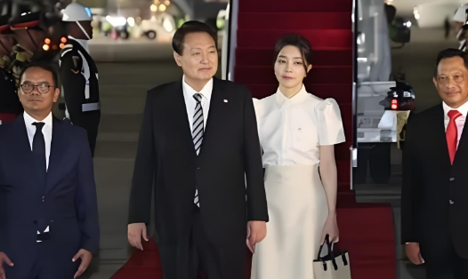 金建希的苦难已经开始了，她已经被传唤三次，虽然没说什么，但特检组却延长了拘留的日