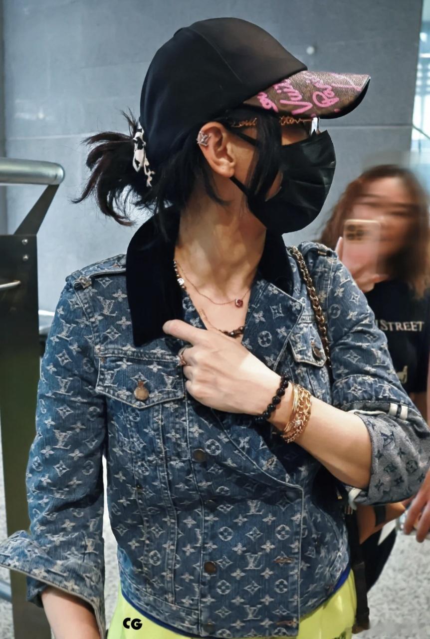 张柏芝Lucas都长大了衣服还能穿Lucas都长成挺拔大男孩了，张柏芝翻出十