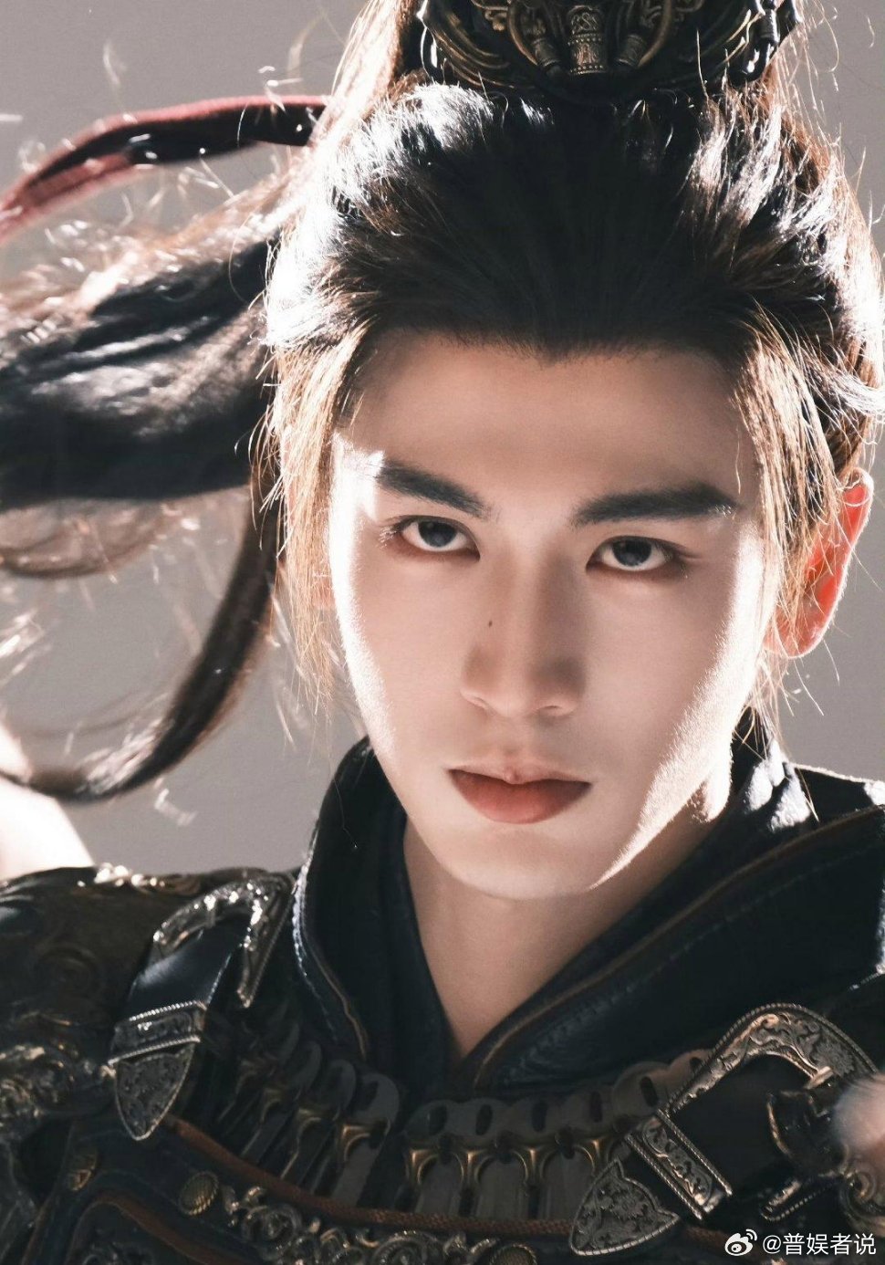 弹幕刷屏“郭敬明输了”！同样的张凌赫，曾庆杰拍得有多绝？今晚追《逐玉》，弹幕区笑