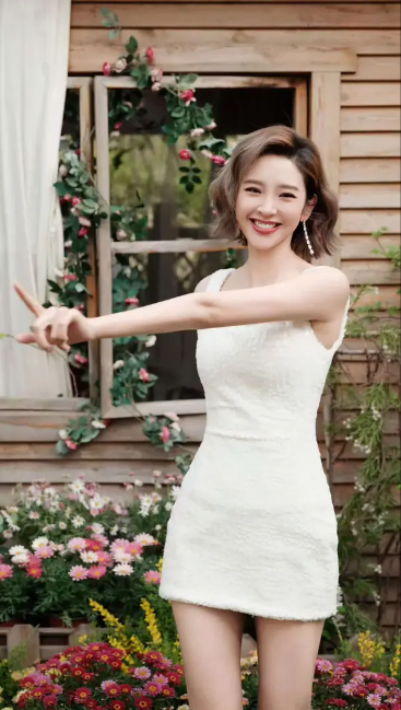 唐艺昕穿白裙配甜美卷发元气满满皮肤白皙少女感满溢