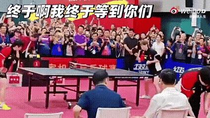 时隔多日，莎头终于再次同框了！开幕式现场被球迷围得水泄不通，莎莎和曼昱还现场