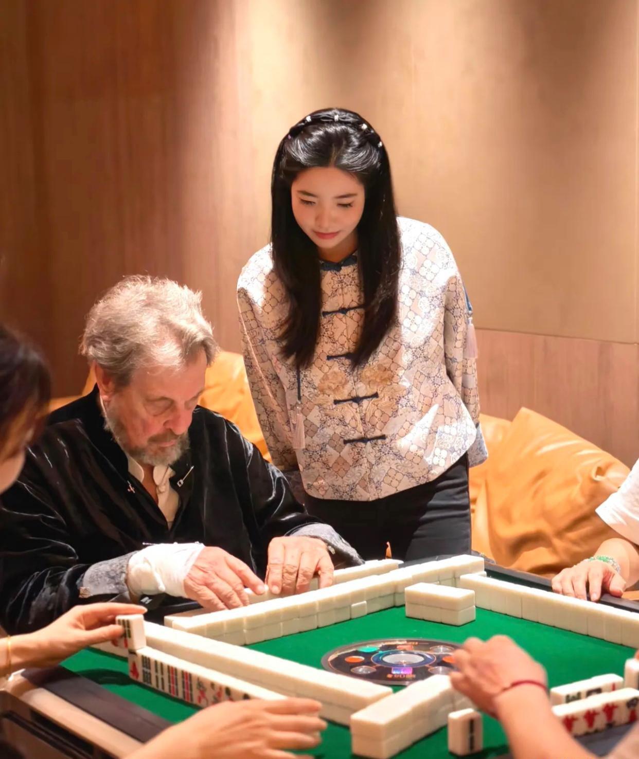 马斯克父亲上海沉迷打麻将