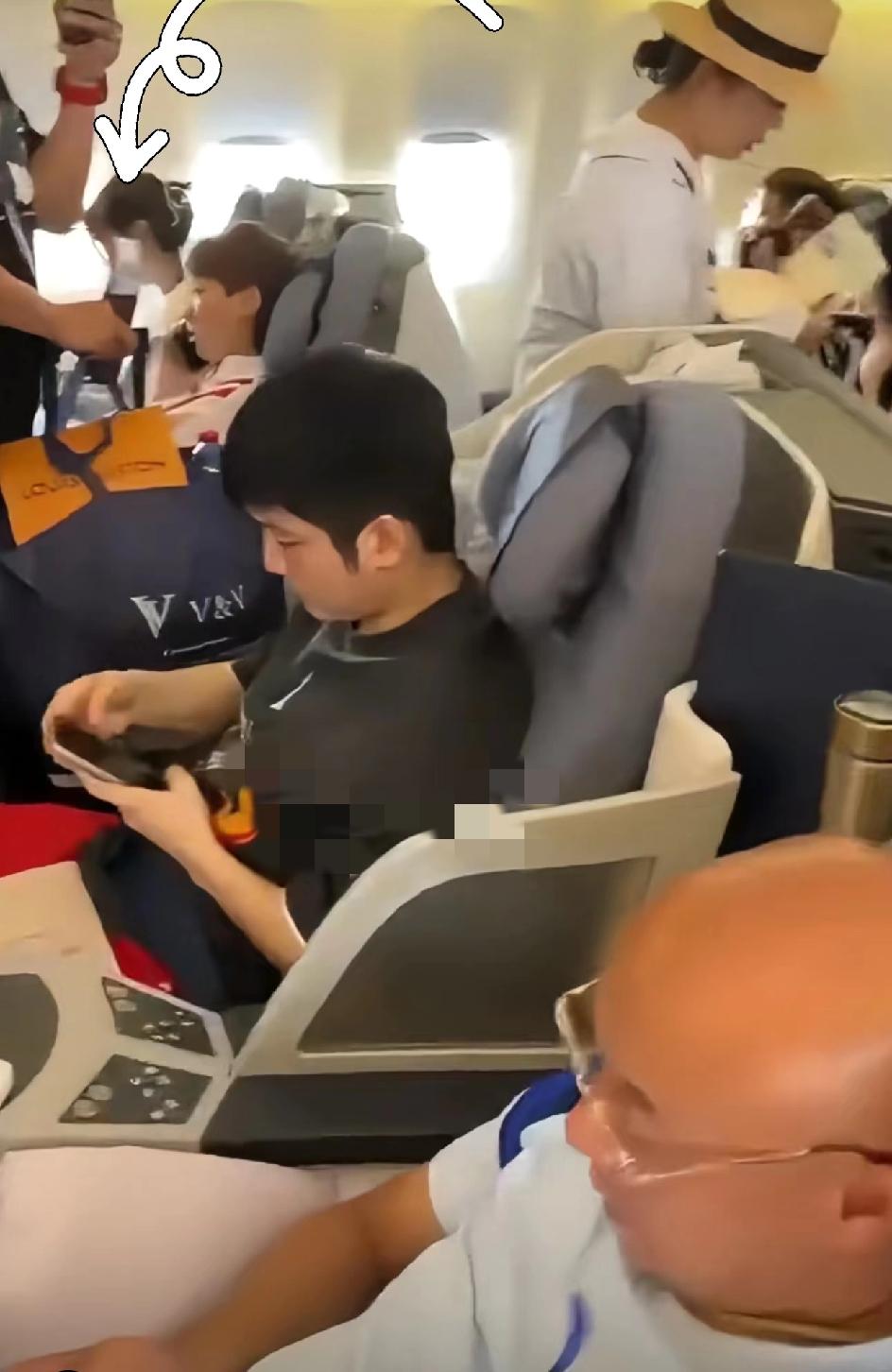 巴黎奥运会国乒结束比赛够返回祖国。航班上王曼昱、樊振东同框。当时曼昱正在接电话，