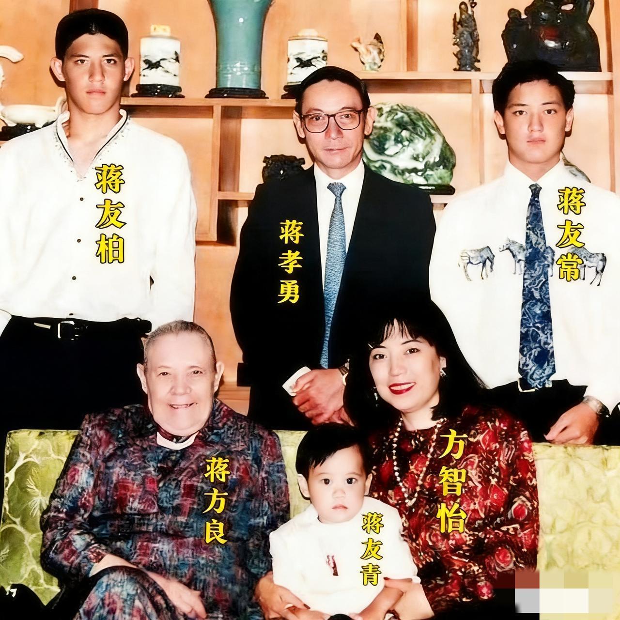 1992年，蒋友青和父亲蒋孝勇、母亲方智怡、以及两个哥哥友柏、友松，老祖母蒋方良