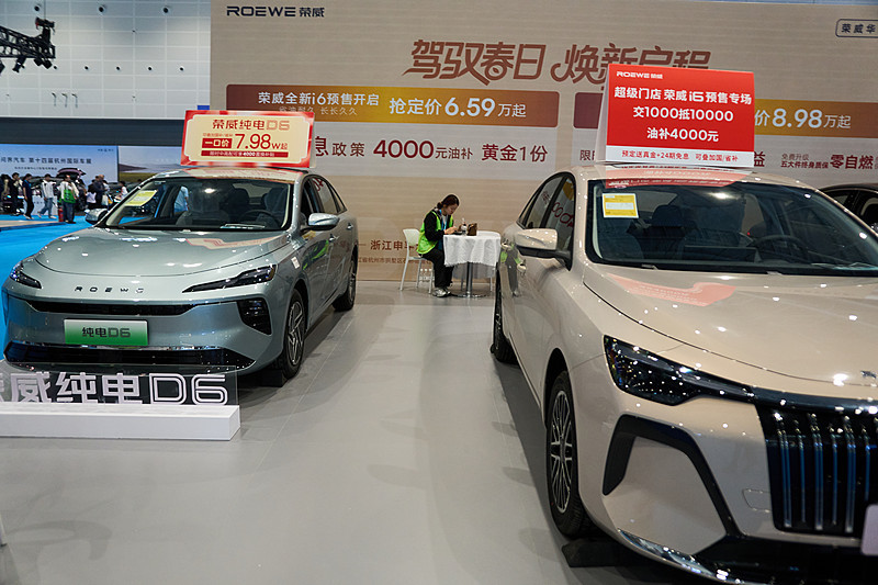 汽油车根本不该一刀切淘汰，也根本不可能彻底消失。2026年上半年纯汽油车销量占比刚跌破50%，五年里