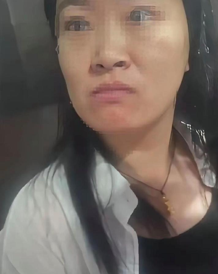 石家庄，外卖小哥赶着送餐，碰上大爷堵着电梯门还在轿厢抽烟，双方吵起来，大爷家里当