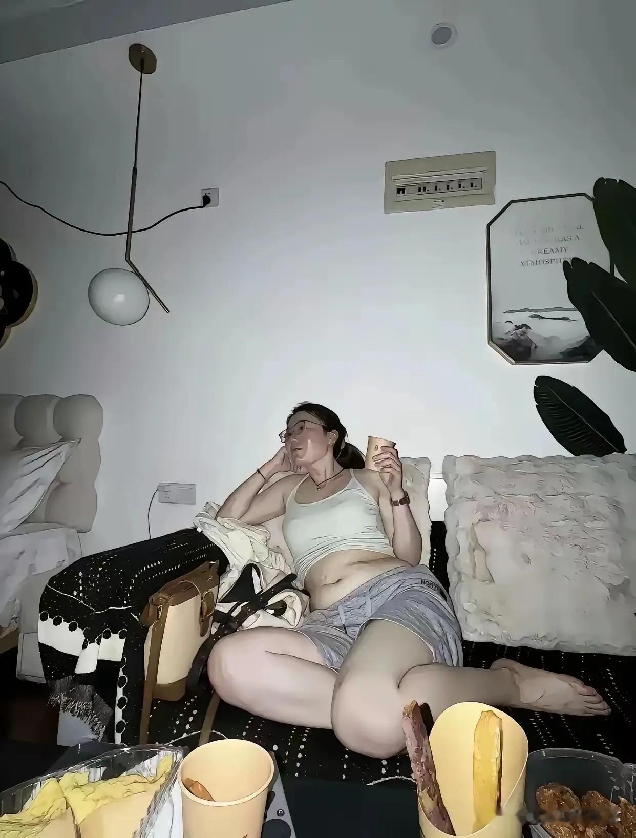 一位36岁未婚女彩礼38万，一位带娃妈妈分文不取，换作是你该怎么选？两张照片是