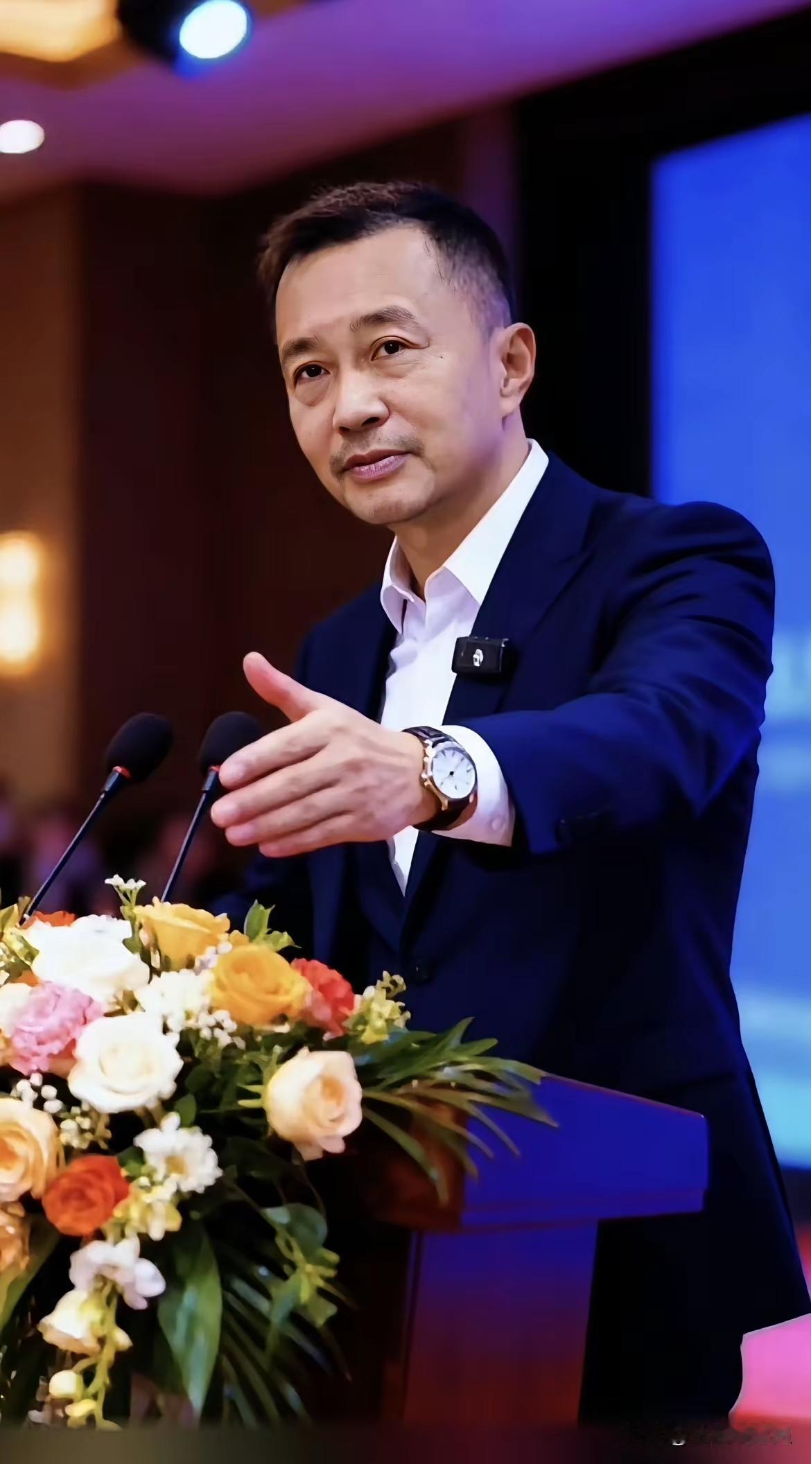 “流浪大师”沈巍外表变化的差距如此之大，好马配好鞍，好人好衣衫，人看衣服马看鞍。