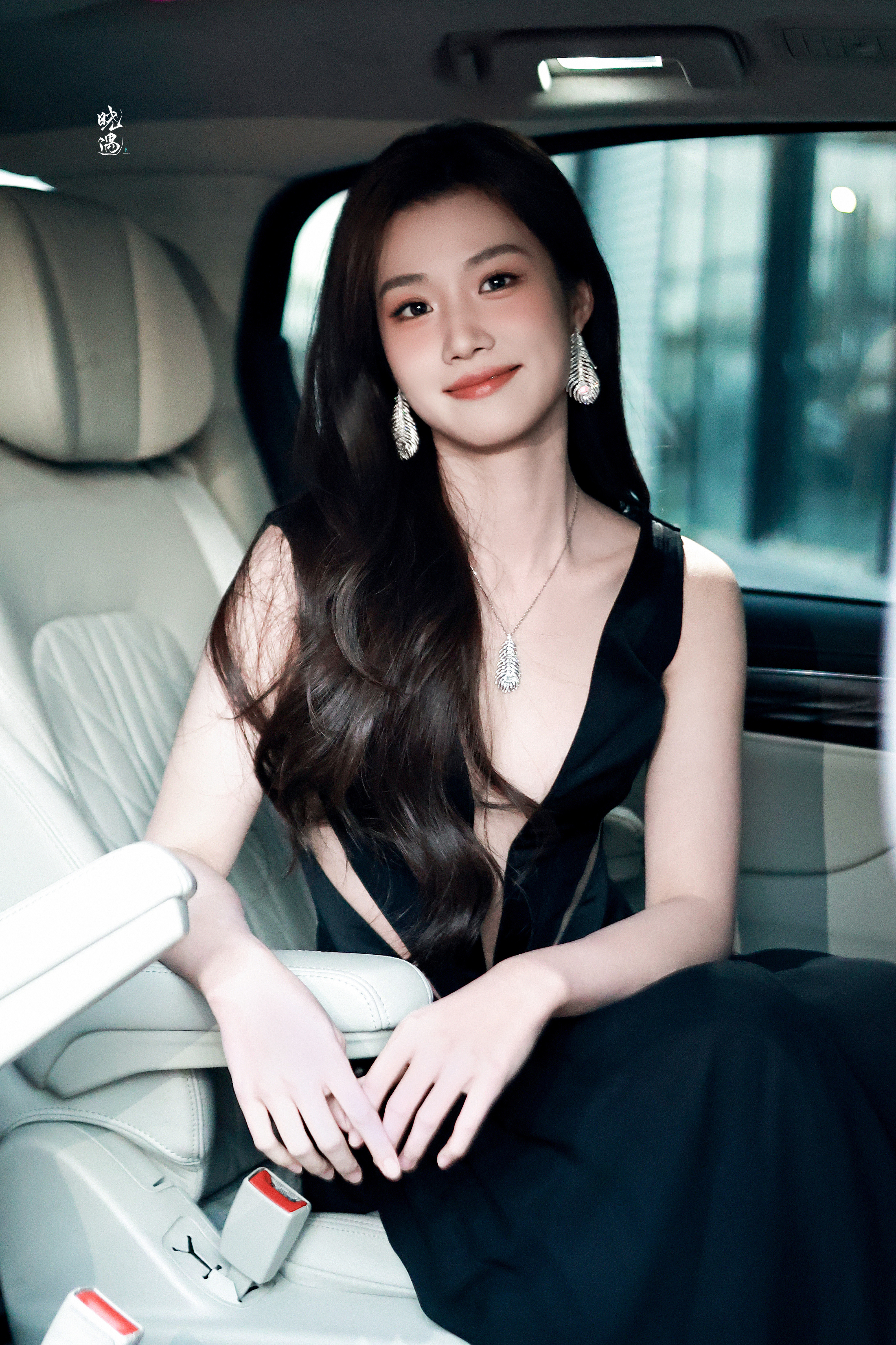 卢昱晓甜美的笑容配上慵懒的卷发，气质灵动又妩媚，美得让人移不开眼。