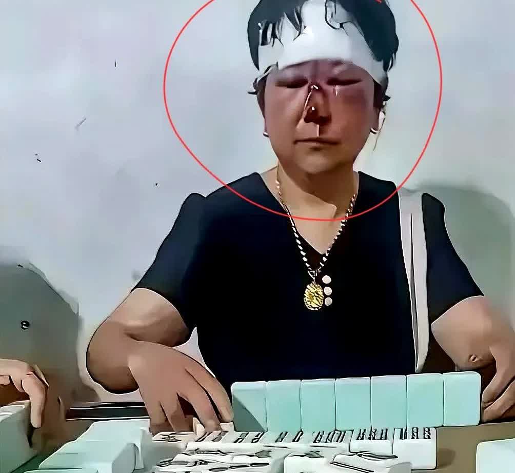 麻将馆深夜灯还亮，女子推门撞见丈夫，桌边大姐鼻子淌血仍死攥牌不放刘芳站在