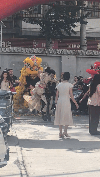 看起来新娘摔的不轻啊！结婚本来是个喜庆的日子。但是有些人确实是有些太过分了。