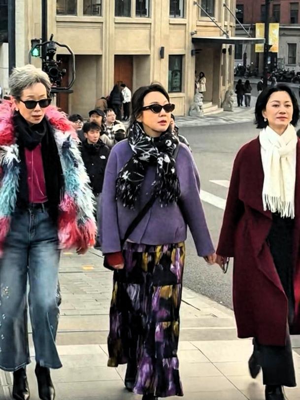 闫妮叶童倪虹洁同框炸街！这气场谁看了不喊姐家人们，上海乍浦路这波路透太绝了