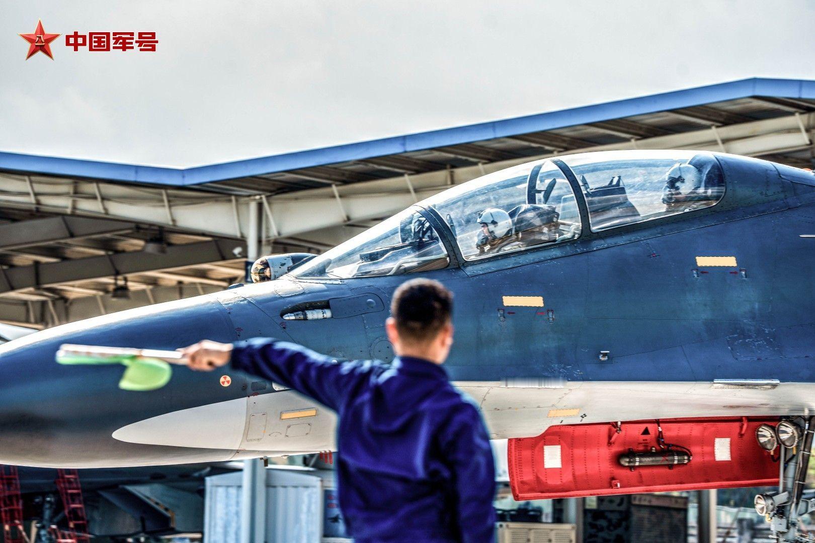 海空雄鹰新图：近日，东部战区空军航空兵某旅组织开展编组对抗演练。