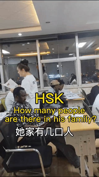 这是浙江义乌一个语言培训机构的中文汉语培训班。这些刚到中国的外国人正在这里学习