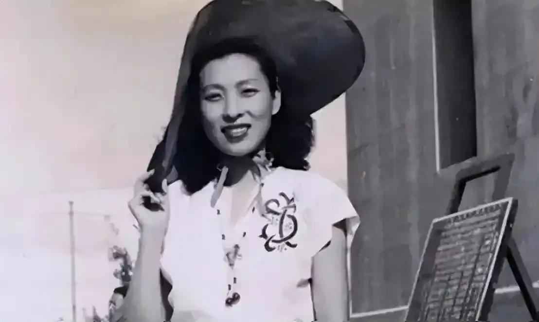 日本女间谍用美人计将王亚樵勾上了床。趁王醉酒后，举枪瞄准了他。王亚樵说了一句话，