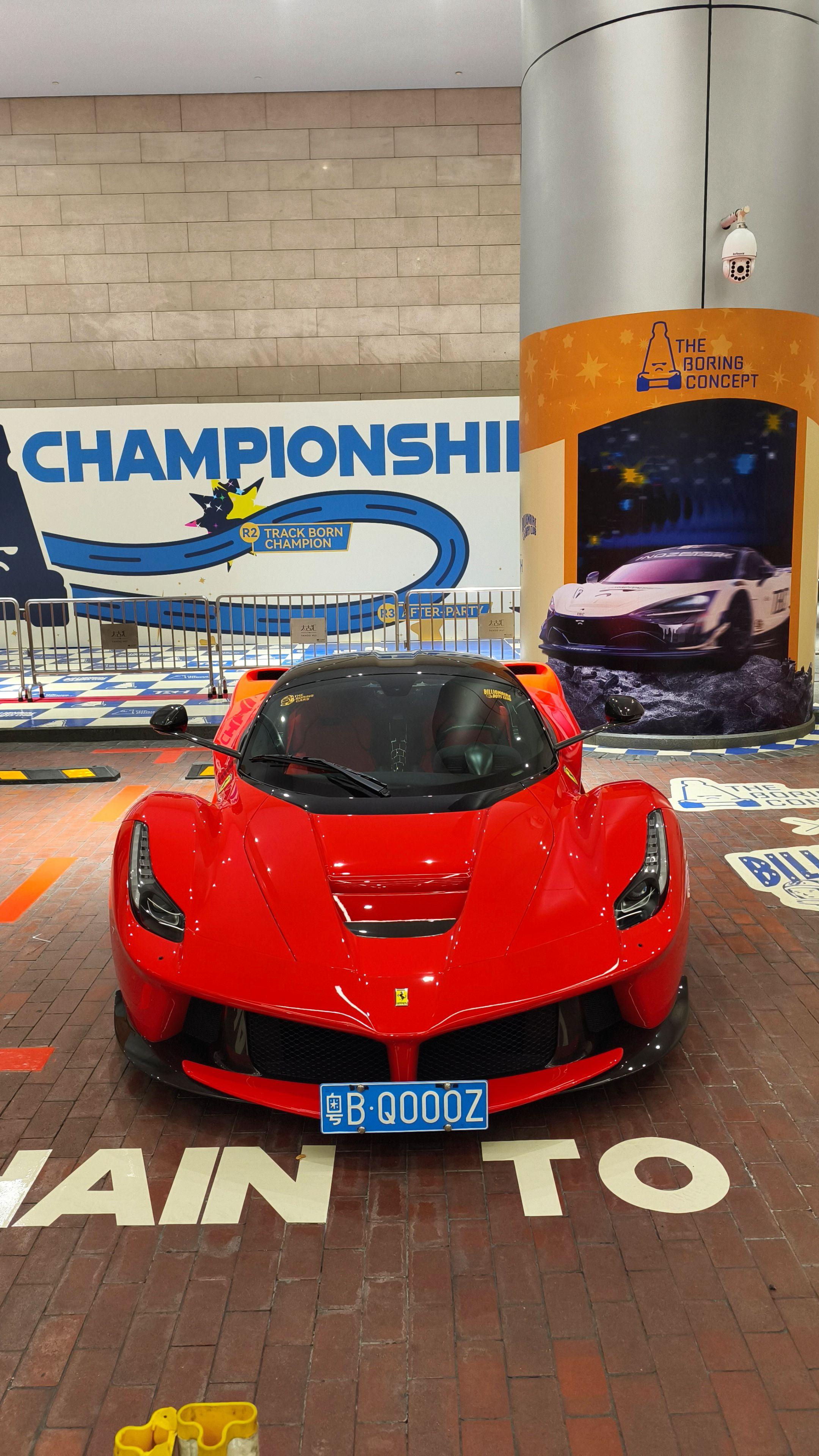 在广州太古汇偶遇玩车大佬座驾红色法拉利拉法 时尚帅气的外观造型过了十多...