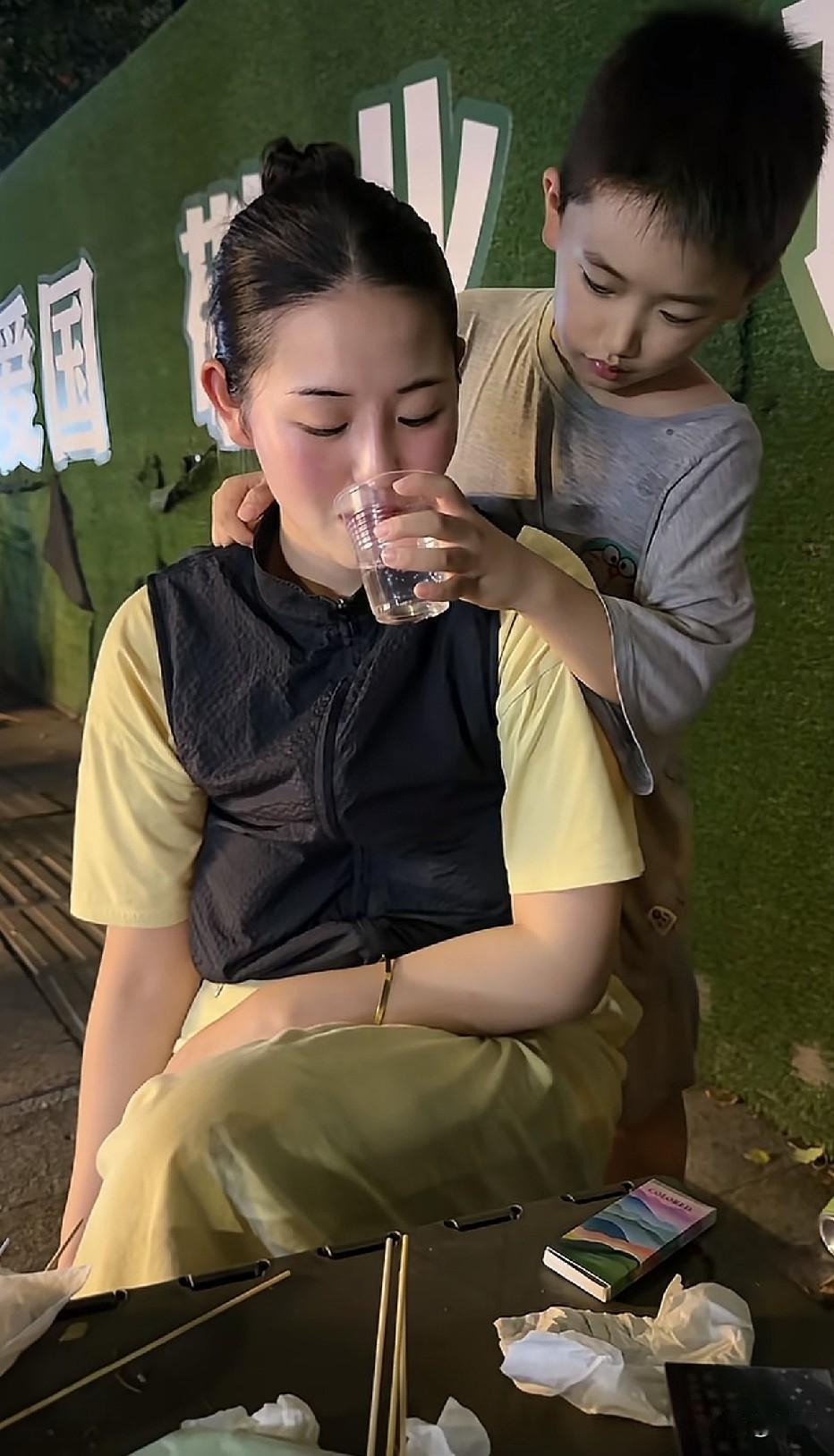 母子太像了