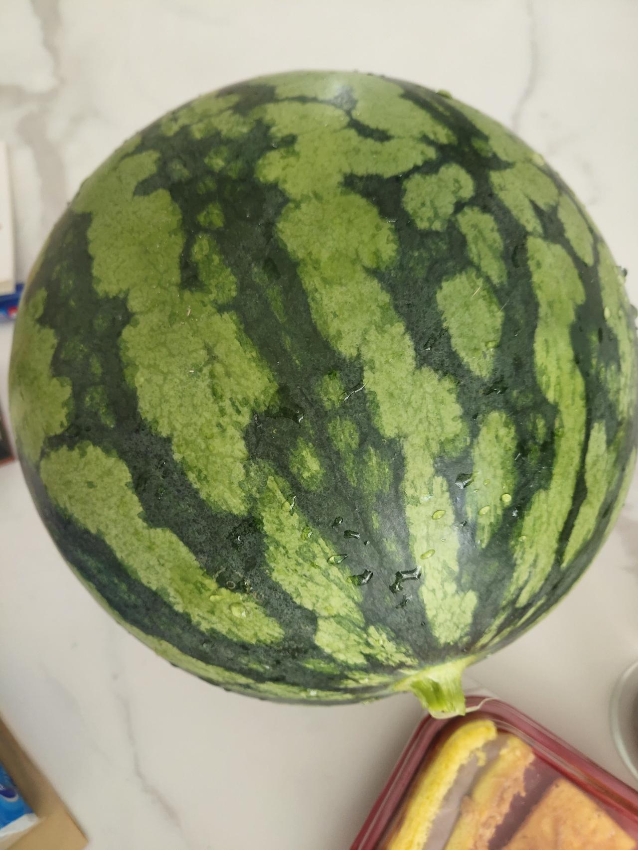 南京人吃西瓜一般都吃本地的8424麒麟瓜。前几天，小区门口来了一车新鲜的西瓜，我
