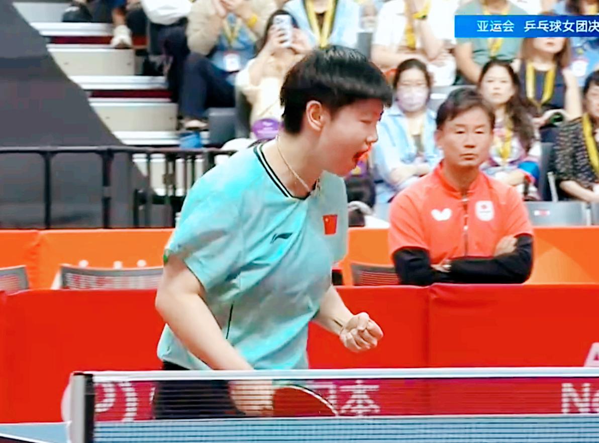 孙颖莎3:1拿下早田希娜的时候，大家发现看台上邱贻可的表情了吗？他还是很激动，