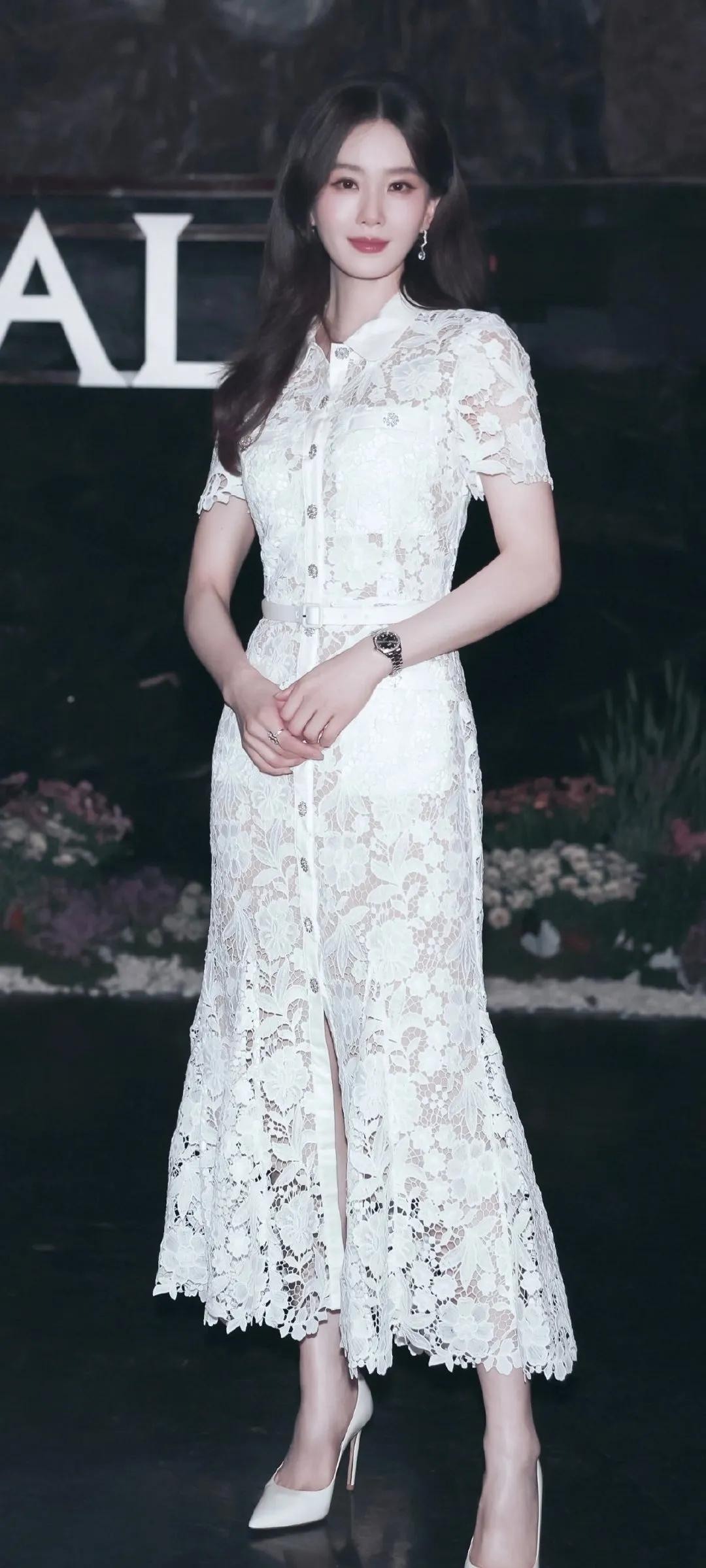 一袭纯白蕾丝裙，勾勒出刘诗诗独有的温婉气质。精致的花卉镂空与钻饰纽扣，衬得她身姿