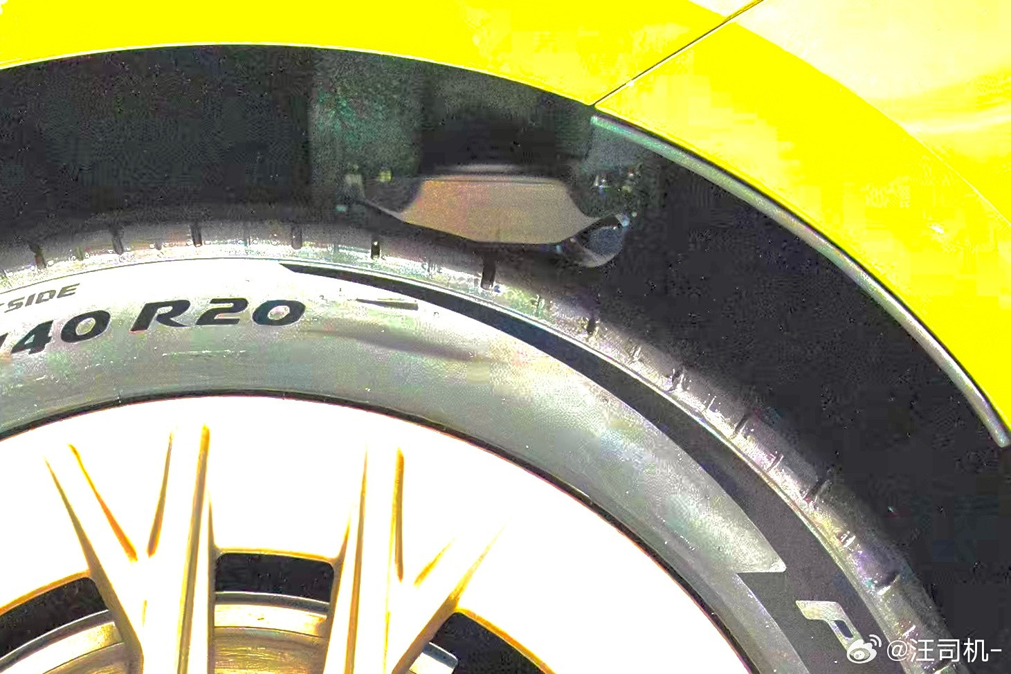 Z7，后地板应该不是压铸的吧？