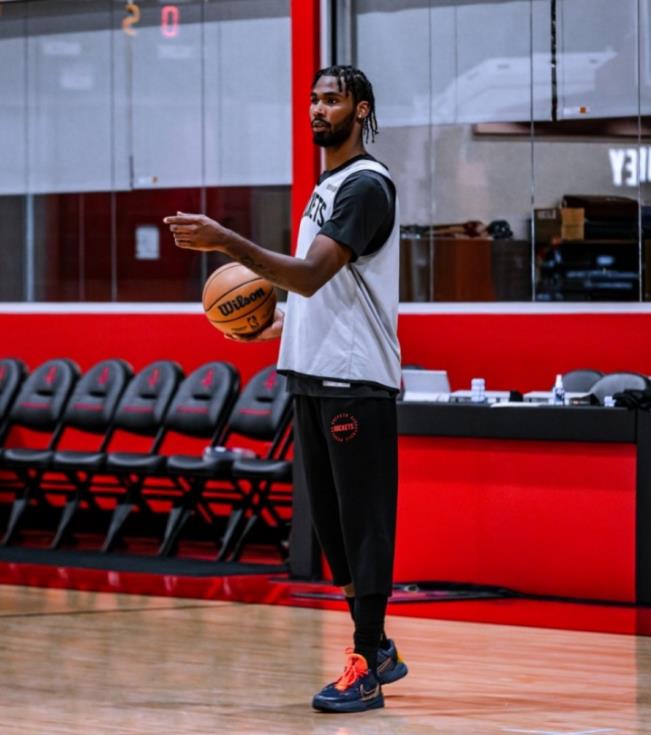 北京时间11月6号，休斯顿火箭队在与灰熊队的对决里，他们的首发阵容再一次有了变化