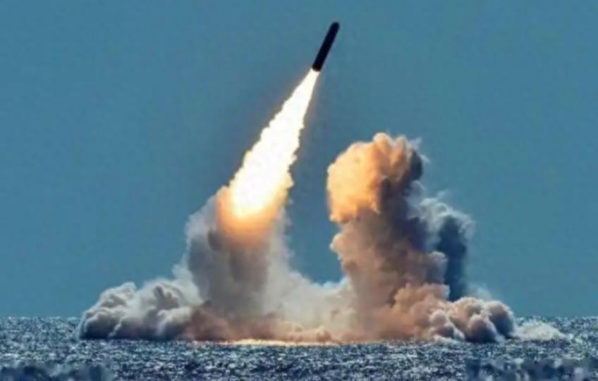 美国反华派认为，中国现政府跟清政府差不多，专制腐败，中国的所谓辉煌都是吹出来，中