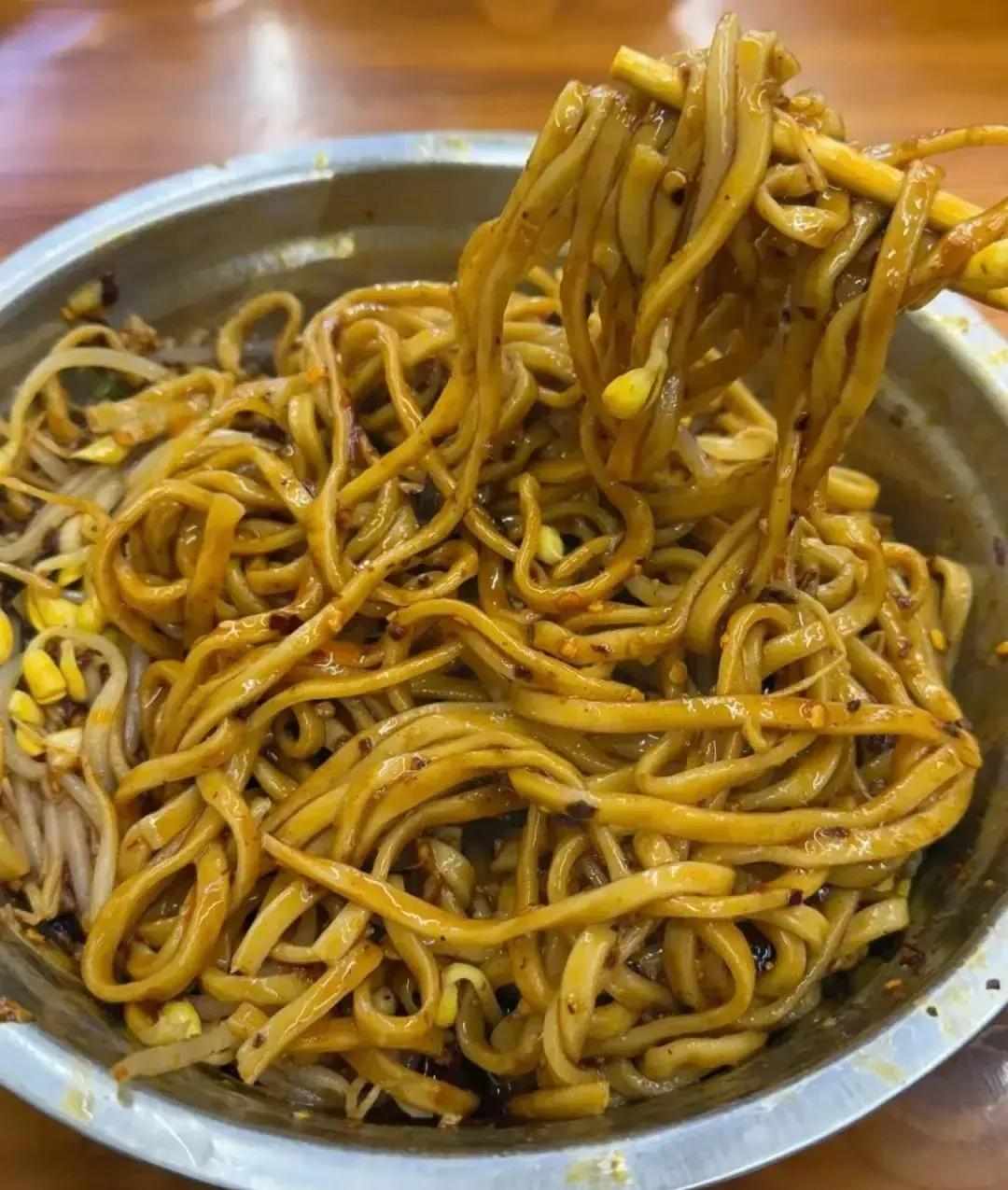 我竟然以这种方式认识涡阳干扣面，这种以黄豆芽为浇头的面条，竟然成了大吃大喝的对象