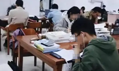 湖北女大学生在图书馆学习时，看到对面男生在挠大腿根部，便觉得对方在骚扰自己。随后