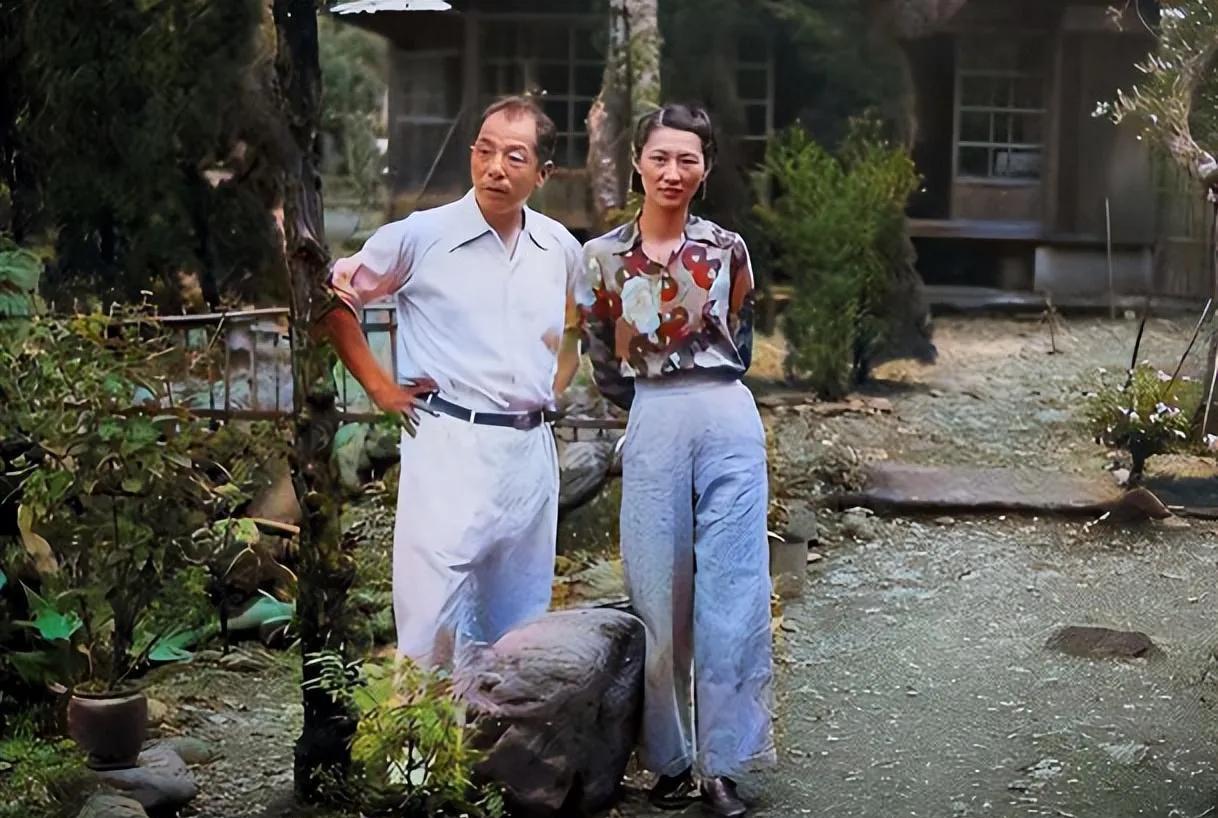 张学良和妻子赵一获幽禁在贵州时的合照，这个是货真价实的本人，并不是演员演的。张学