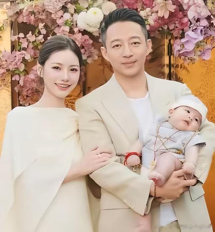 马筱梅的亲儿子百日宴办的低调但实在谁能想到，家里长辈们送的居然都是金子啊奶奶张兰