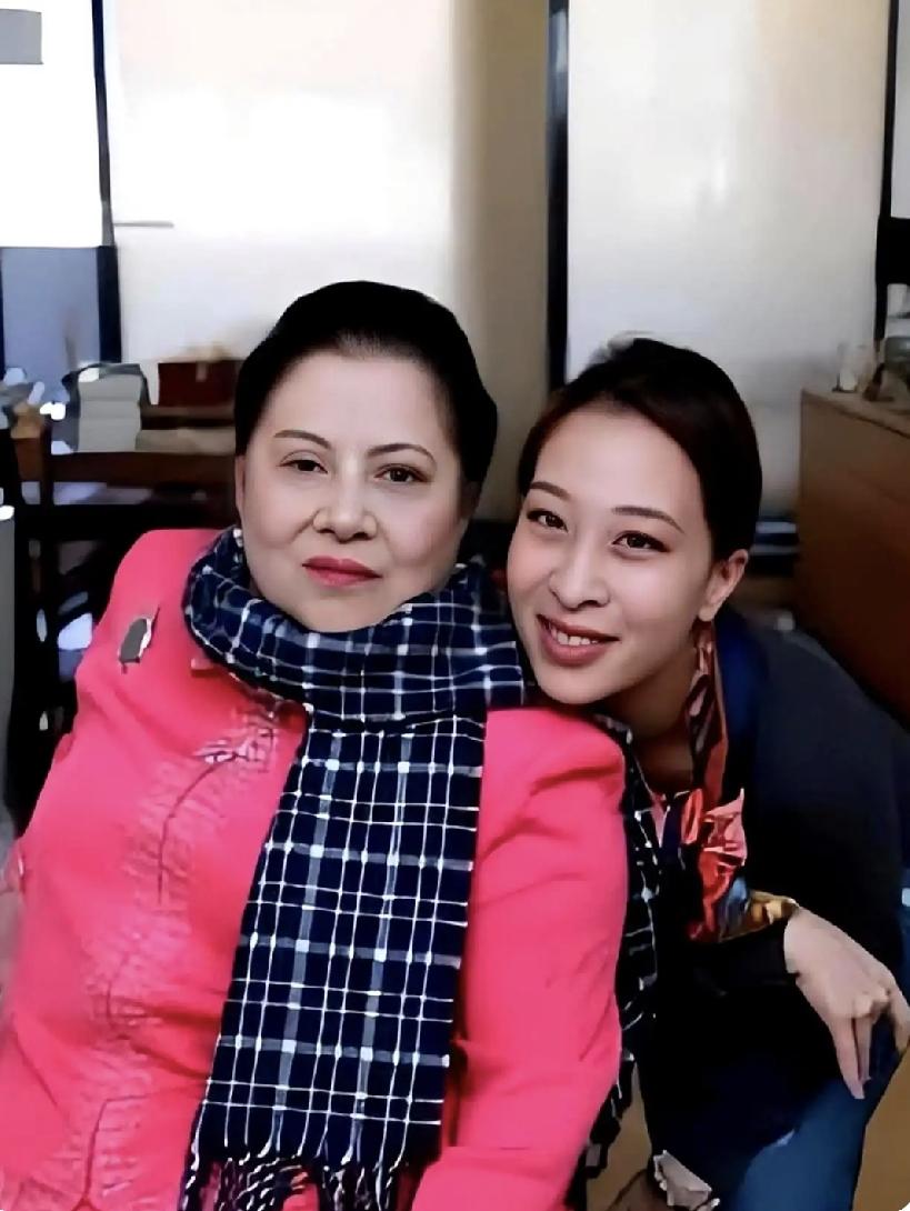 图一童年帕公主和爷爷、奶奶跪拜太奶奶；图二少年帕公主和外公；图三成年帕公主和
