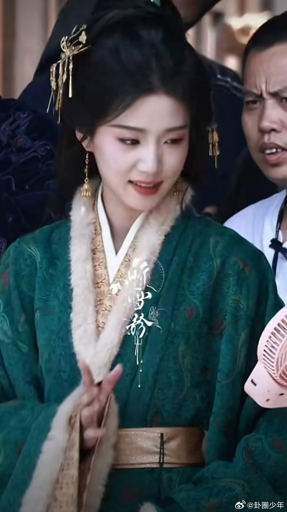 卢昱晓刺棠绿袍路透绿袍映佳人，卢昱晓《刺棠》路透释出。衣袍层次精致，将苏落薇身处深宫，步步筹谋的人物