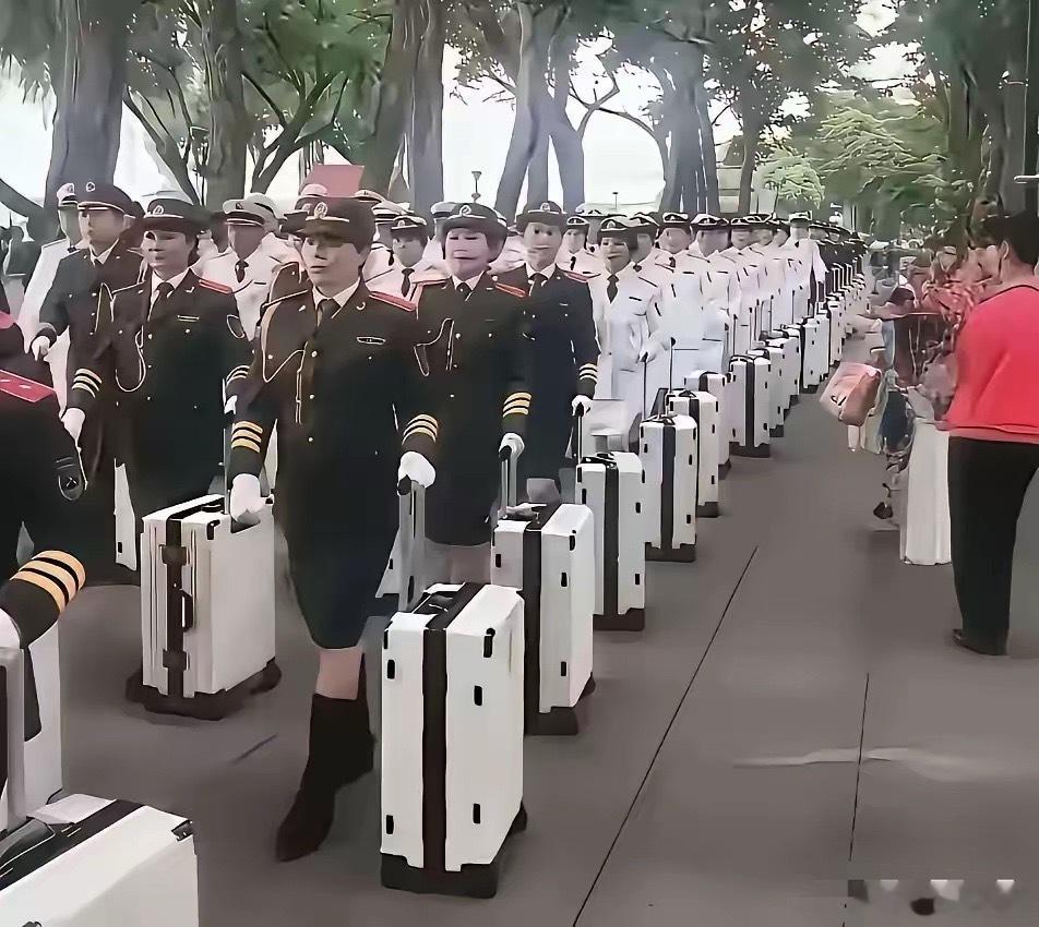 这已经不是一个暴走团了，分明像是一个黑社会组织。或绿或白的一套军装，有帽子，有头