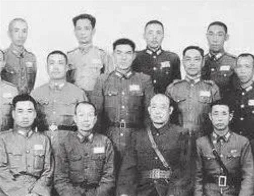 抗战胜利后，作为杂牌部队师长的鲍汝澧想要投奔八路军，但他的部下都不赞成。