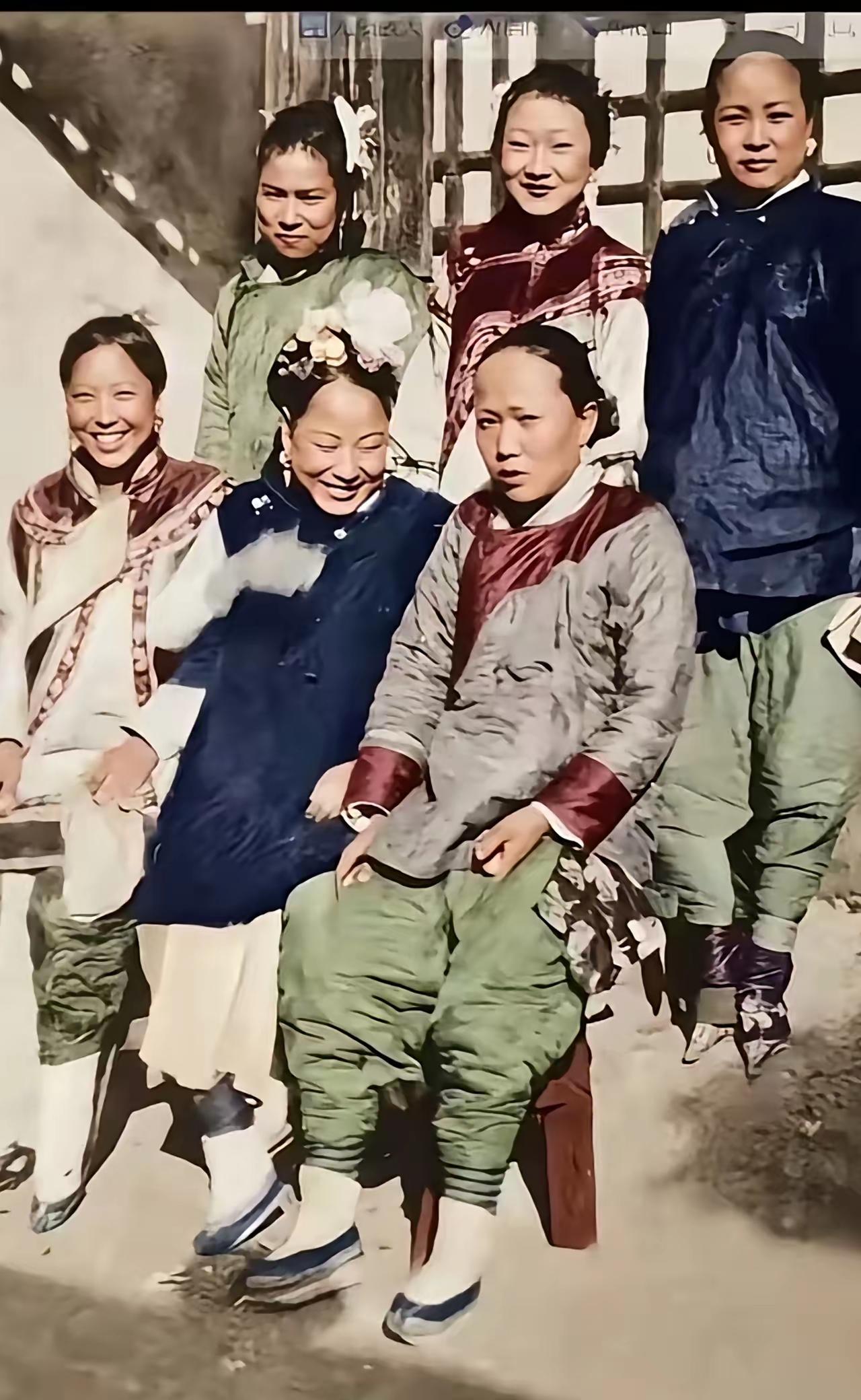 地主家的六位姨太太同框留影，画面里都是真实的本人，并非影视剧照或演员扮演