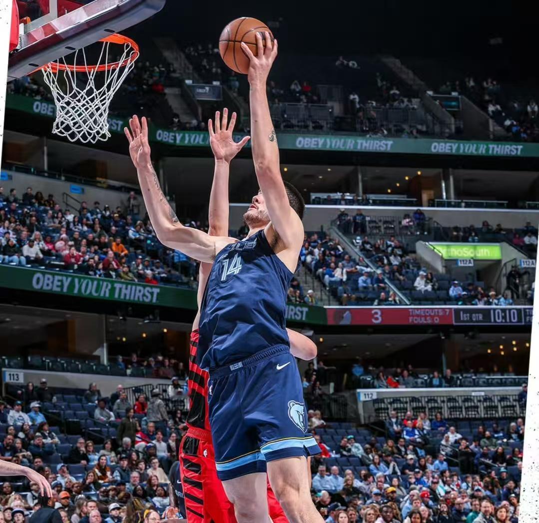 小杨首发，表现不佳。克林根、罗威缺阵；杨瀚森被紧急从发展联盟召回。本场话题度拉