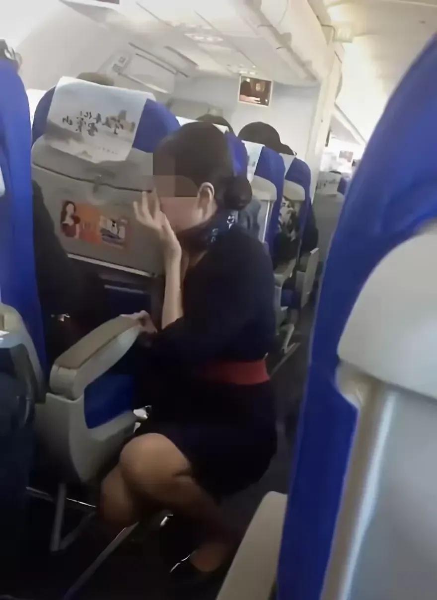 看完空姐下跪的视频，我只想问这名男乘客一句：你到底想要什么？一个胳膊肘被碰了一