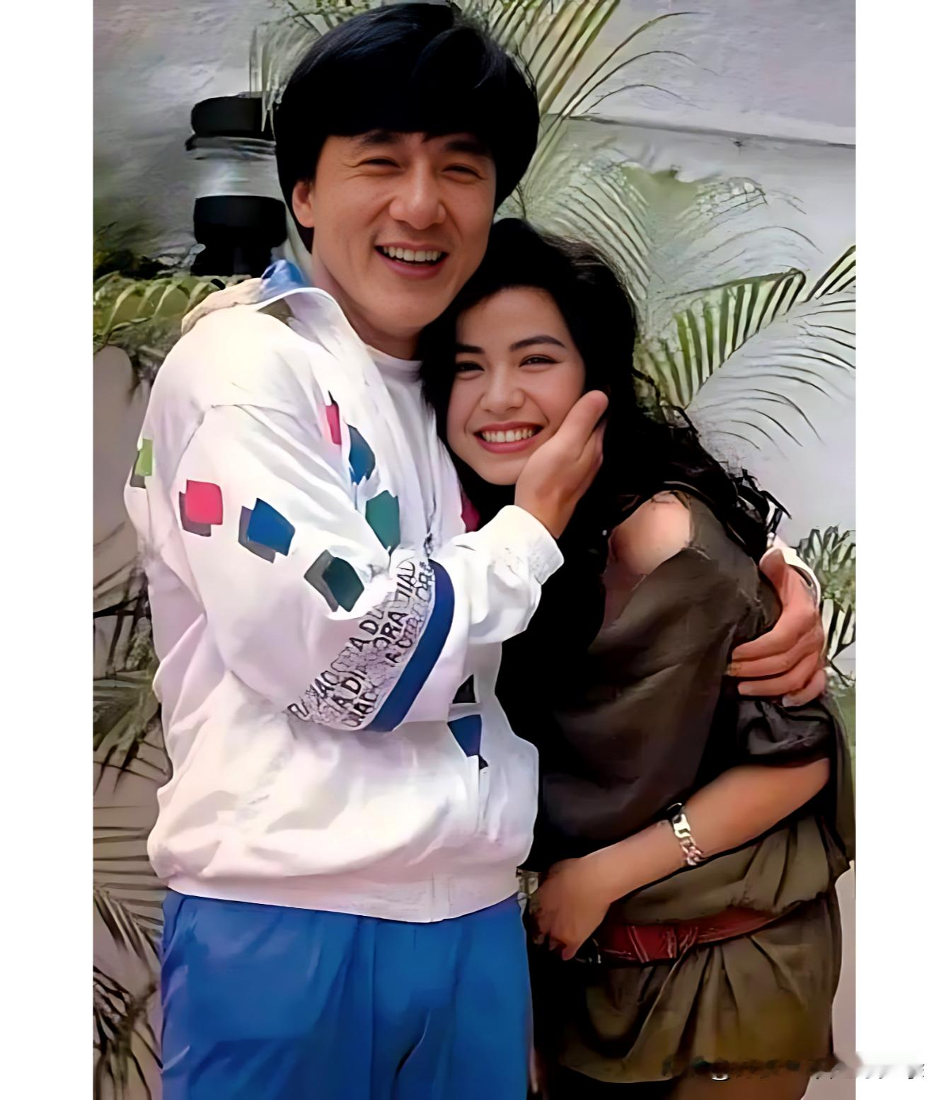 一九八三年，成龙与钟楚红在香港的合影。彼时成龙二十九岁，正处于颜值和事业的高峰期，又潇洒又帅气。钟楚