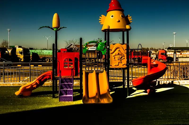 我支持幼儿园纳入义务教育。现在“十五五”规划正探索延长义务教育年限，把幼儿园纳入