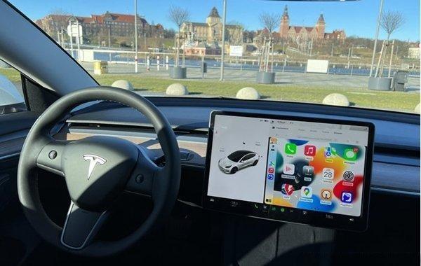 特斯拉正式启动苹果CarPlay系统适配开发，计划以悬浮窗口形式集成至自家车机界