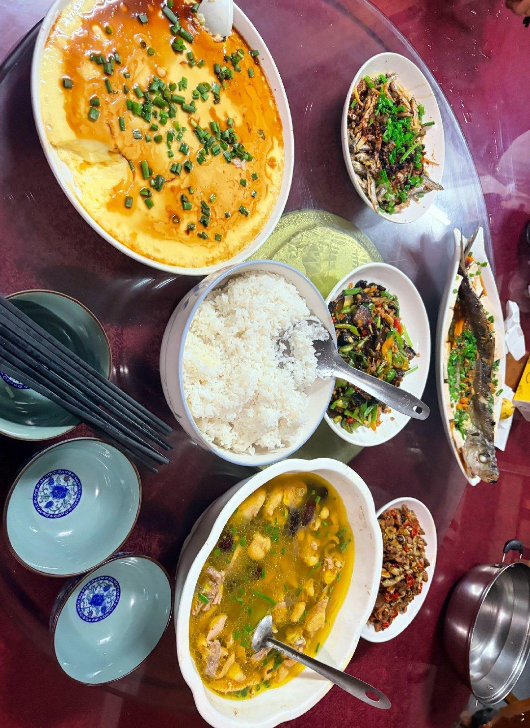 民宿老板家准备的饭菜，还挺好吃的，给我吃撑了[大笑][大笑][大笑]​​​