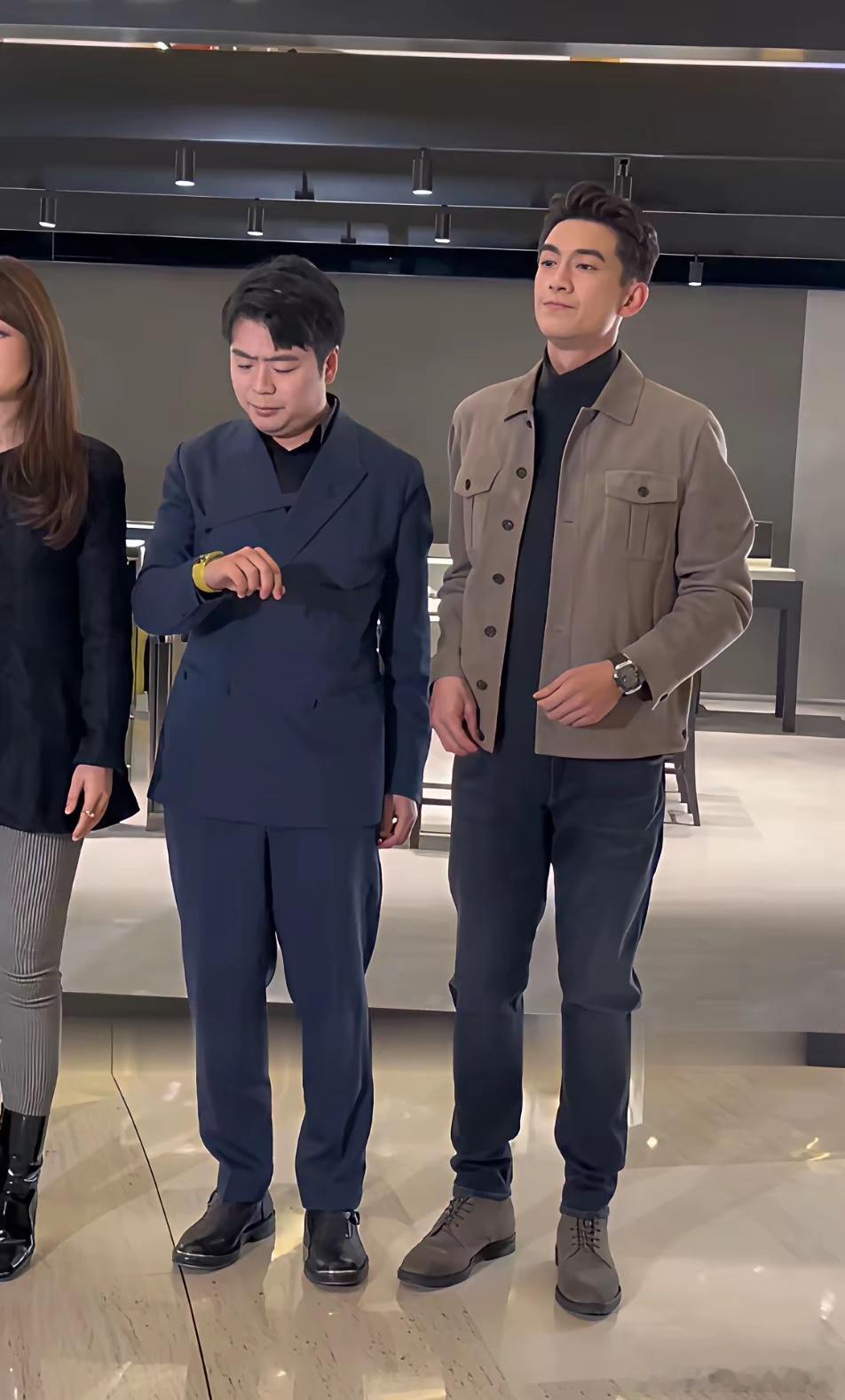 已经数不清林更新对着郎朗翻了多少个白眼了！郎朗也真的是够麻烦，一会往后站，一会儿