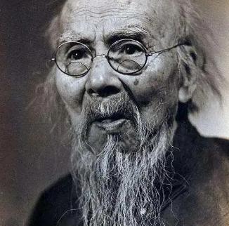 1953年，有人花2块钱向齐白石求画，齐白石只画了2片咸鸭蛋，对方陪着笑脸：“有