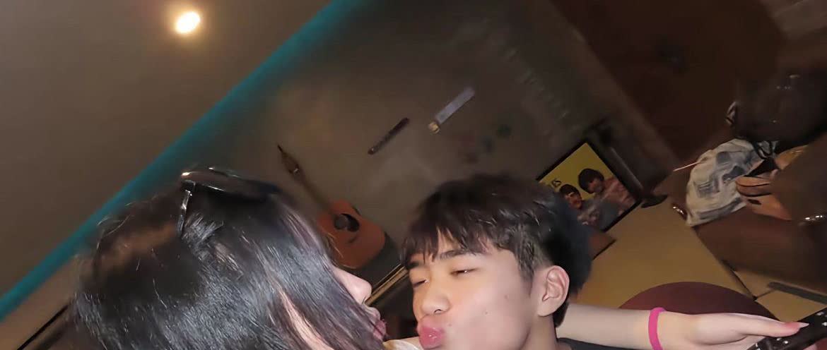 曹格17岁儿子官宣恋情，女友长得很漂亮，身材超好，他们俩做出亲嘴的姿势，动作很亲