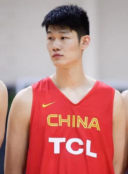为什么换了外籍裁判北京队见谁啐谁？常规赛的第一，第二在北京面前无技可施。什么孙明