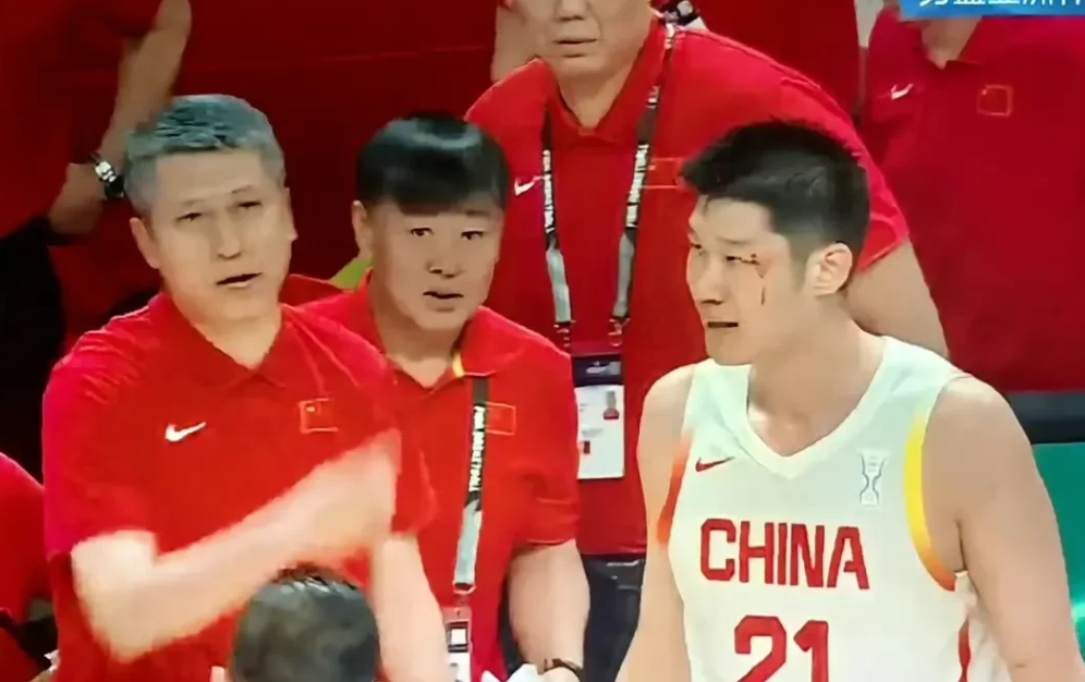 谁说国内教练就不如外国教练?中国男篮在刚刚结束的亚洲杯男篮半决赛，中国队在主