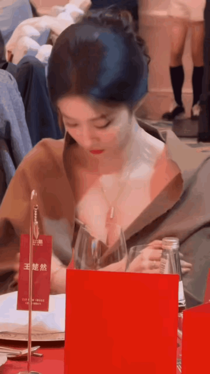 这个女演员是谁？也太漂亮了吧！这个动作你怎么看？