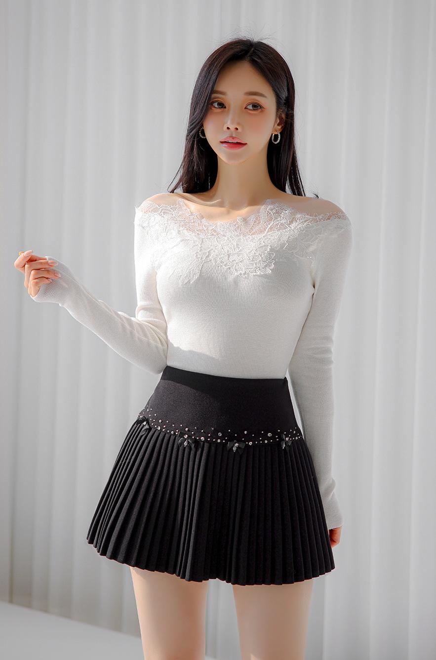孙允珠身着蕾丝长袖上衣搭配黑色百褶裙，将温柔气质展现得淋漓尽致！那件蕾丝长袖上衣